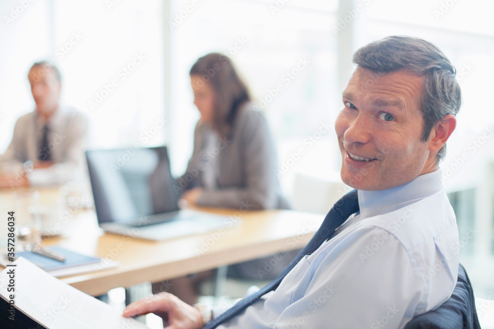 Obraz premium Businessman smiling in office