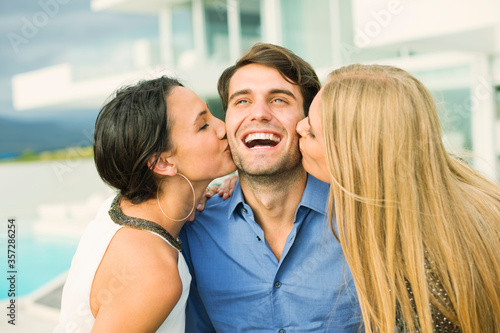 Εκτύπωση καμβά Women kissing man's cheek outdoors
