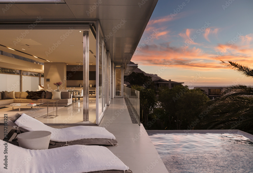 Obraz premium Sunset sky outside modern house