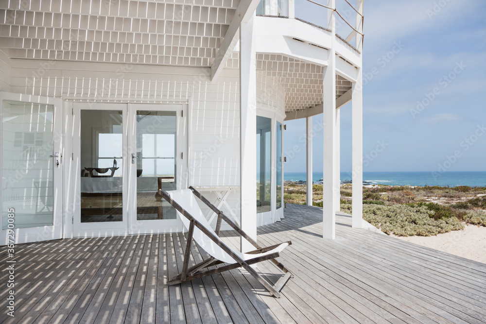 Naklejka premium Deck chair on deck overlooking beach
