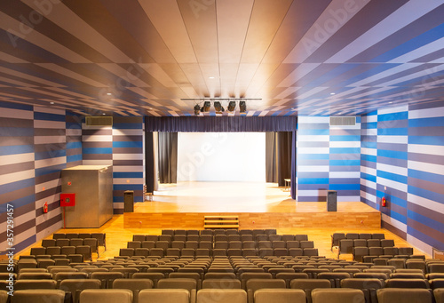 Fotografie Seating and stage in empty auditorium