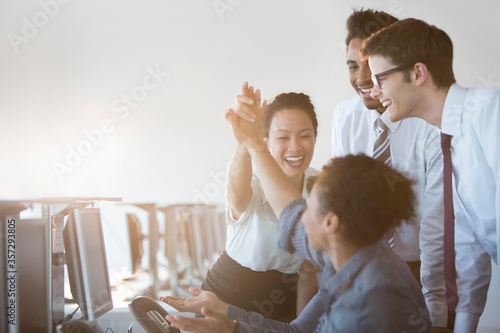 Canvas Print Business people cheering in office