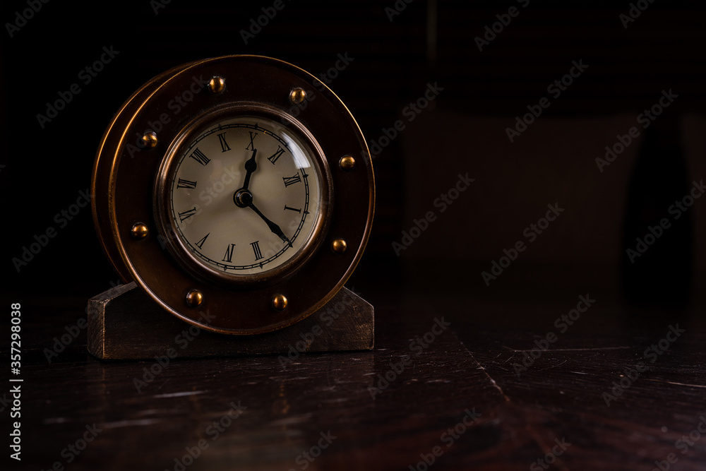 Naklejka premium vintage alarm clock on table