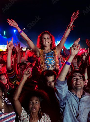 Obraz na plátně Fans cheering at music festival