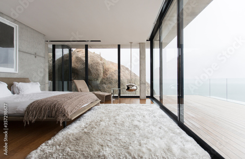 Fotografía Shag rug and glass walls in modern bedroom