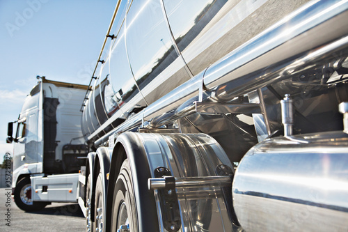 Φωτογραφία Stainless steel milk tanker