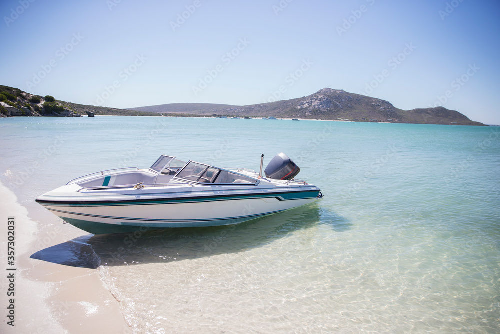 Obraz premium Speedboat beached on shore 