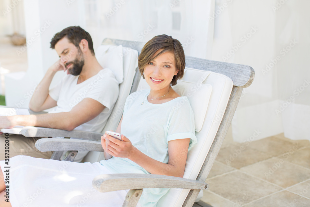Fototapeta premium Couple relaxing in lawn chairs outdoors