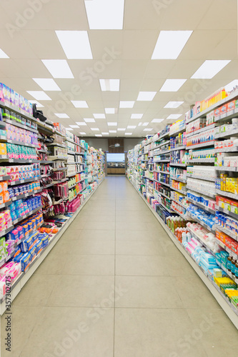 Картината върху платно Grocery store aisle and fluorescent lighting