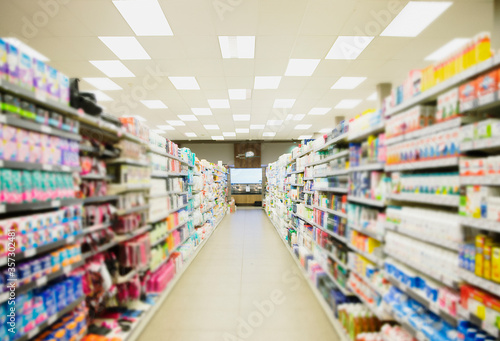 Defocussed view of grocery store aisle © Dan Dalton/KOTO