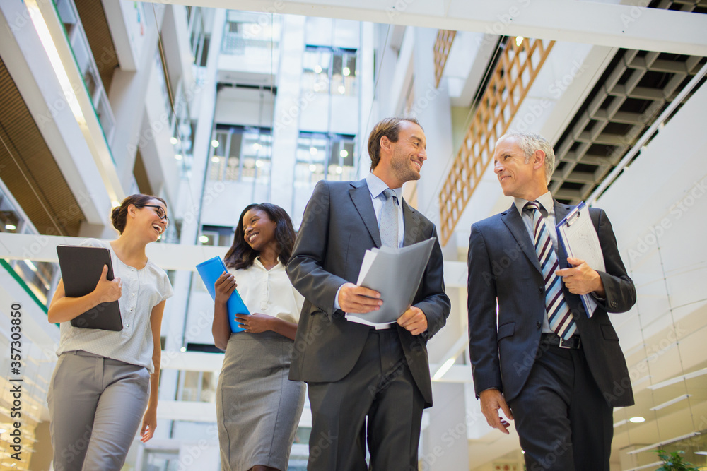 Obraz premium Business people walking together in office building