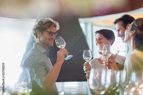 Fotografia Friends wine tasting in winery tasting room