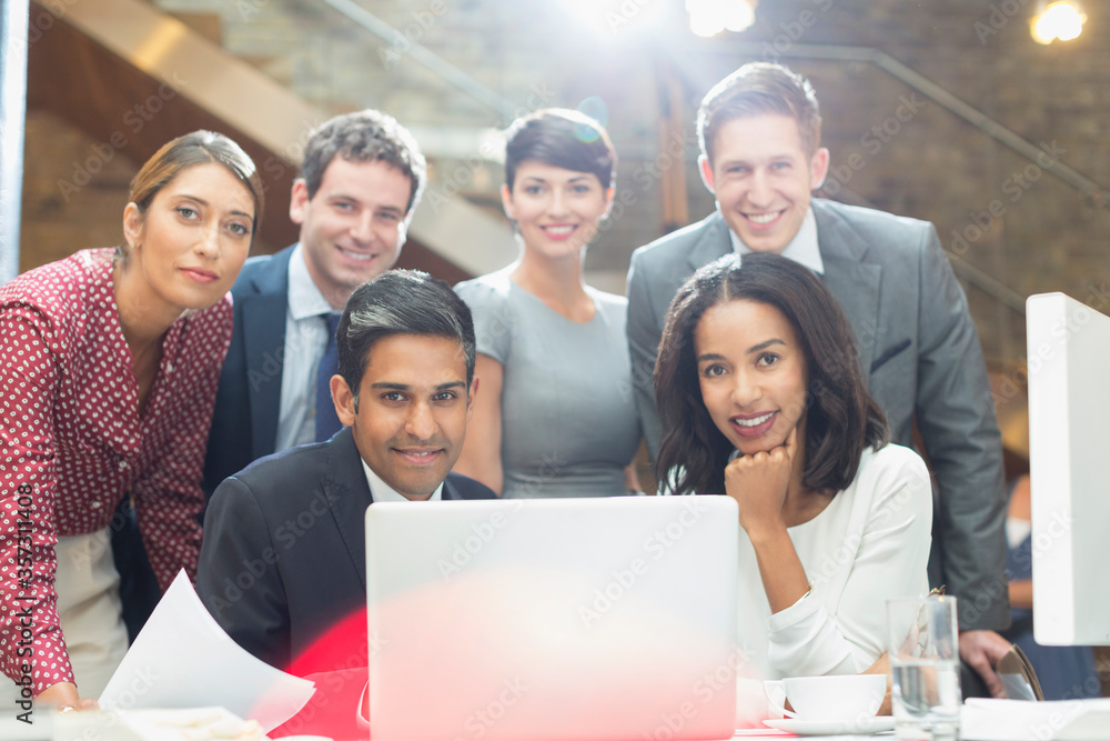 Obraz premium Portrait confident business people at laptop in office