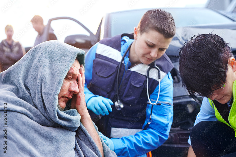 Obraz premium Rescue workers tending to car accident victim