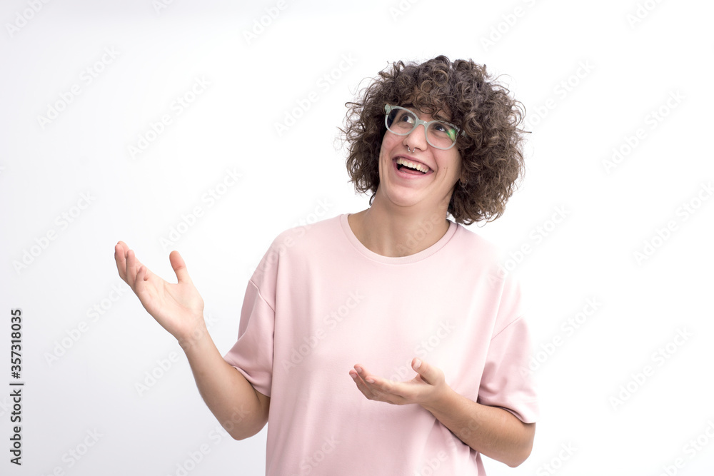 Chica sonriendo y señalando sobre un fondo blanco Chica sonriendo y señalando sobre un fondo blanco