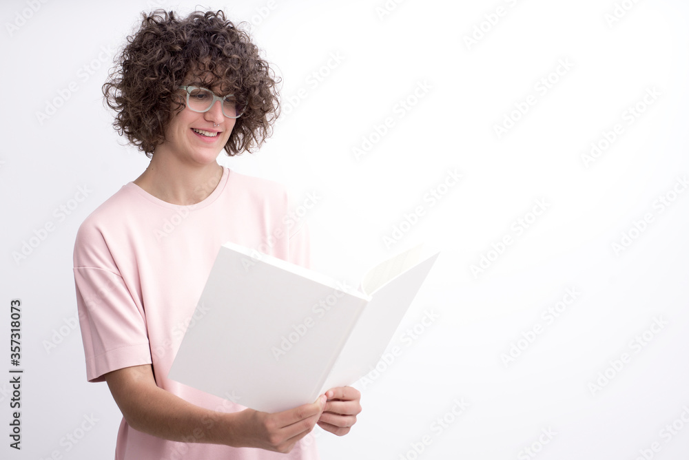 Mujer sonriendo leyendo un libro sobre fondo blanco Mujer sonriendo leyendo un libro sobre fondo blanco