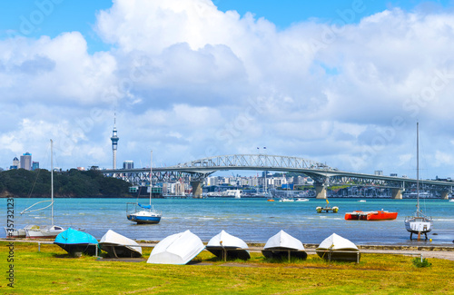 Obraz na płótnie Harbour Bridge and Auckland City Landscape as the Background View from Little Shoal Bay Beach Auckland, New Zealand; During Low Tide Period w salonie