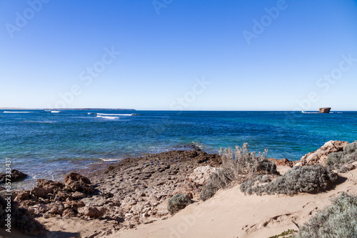 Fototapeta Naklejka Na Ścianę i Meble -  The surf, cliffs and islands around Fowlers Bay, South Australia