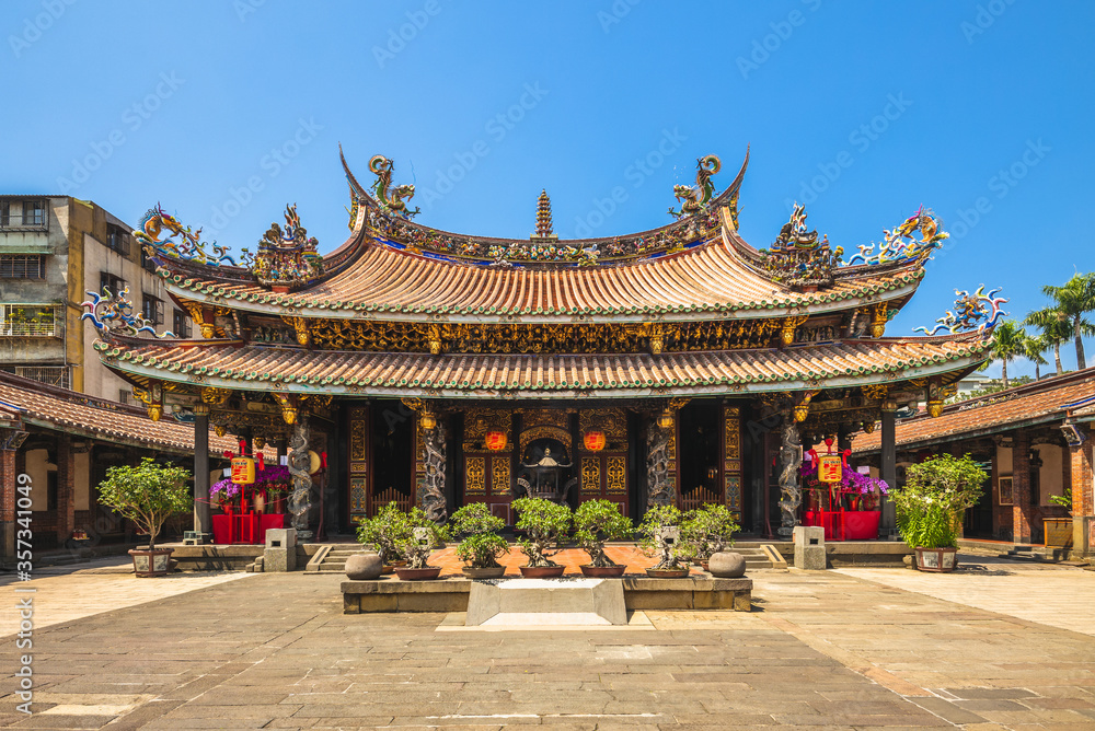 Fototapeta premium Dalongdong Baoan temple in taipei, taiwan