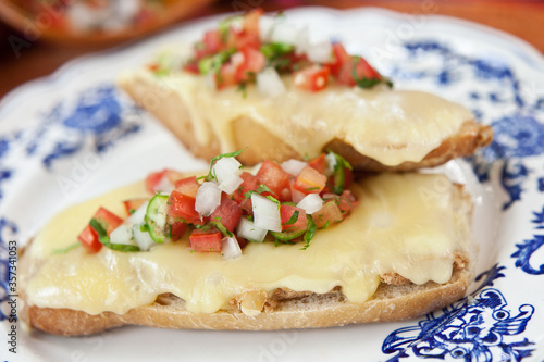 Traditional mexican dish known as molletes.