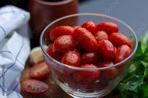 Tomate cherry con ajo y perejil en rama y seco 