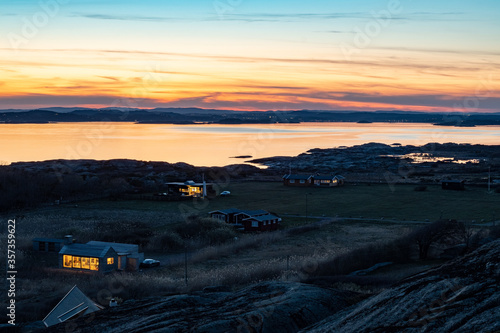 Obraz na plátně Cottages at the Oslo fjord coastline, at the end of the world in Norway during