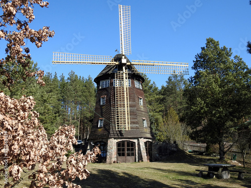 wybudowany pod koniec 19 wieku drewniany mlyn wiatrak typu holender w miejscowosci studzianki na podlasiu w polsce 
