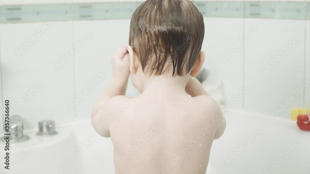 Baby boy in the bathroom pour Baby boy in the bathroom pour