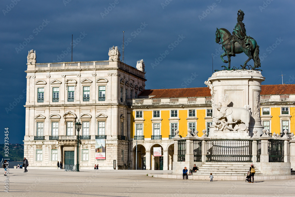 Fototapeta premium Statue in the centre of the Praça do Comercio in Lisbon, Portugal