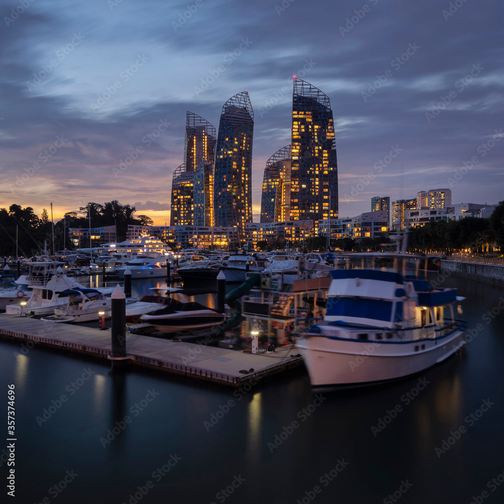 Fototapeta premium Keppel Bay Marina and Futuristic landmark of Singapore during Sunset