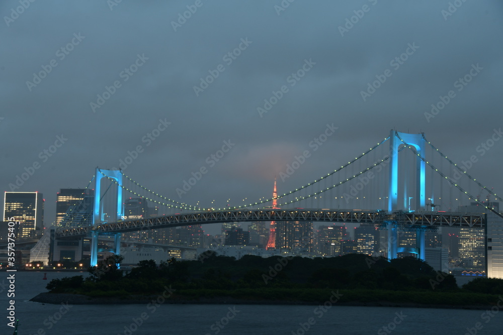 Obraz premium Blue rainbow bridge in Tokyo