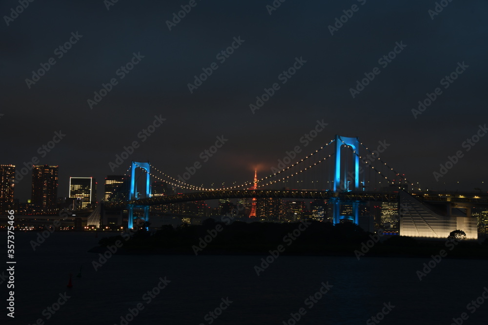 Fototapeta premium Blue rainbow bridge in Tokyo