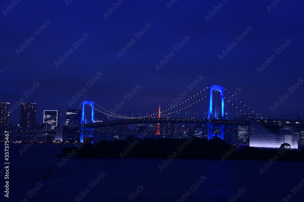 Fototapeta premium Blue rainbow bridge in Tokyo