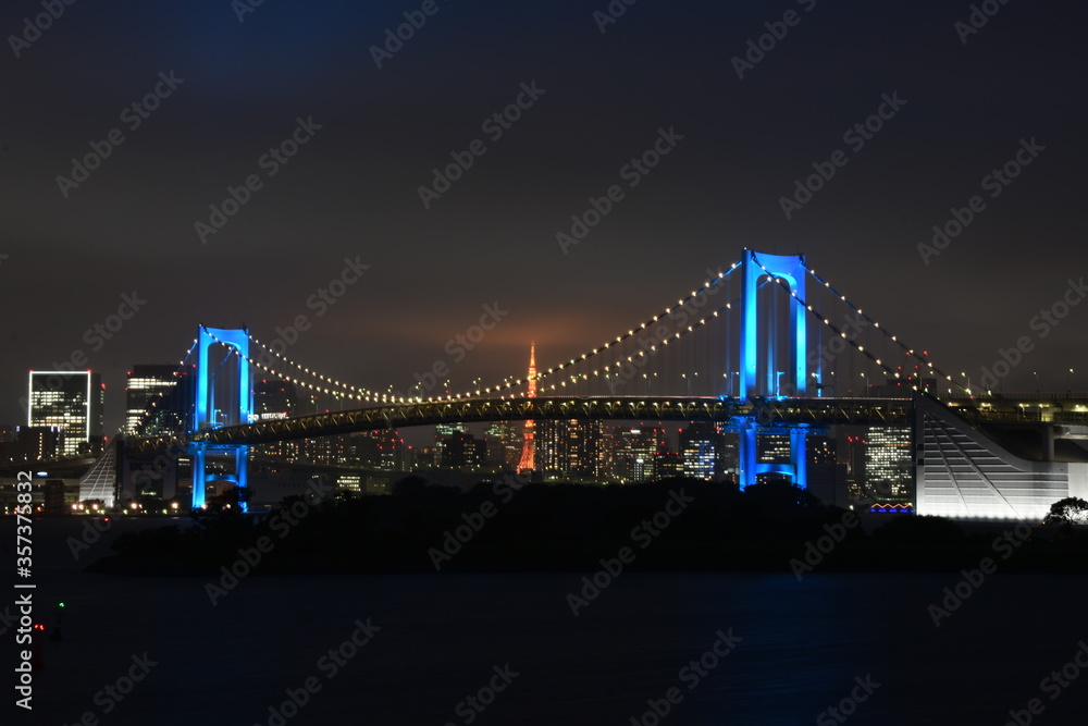 Fototapeta premium Blue rainbow bridge in Tokyo