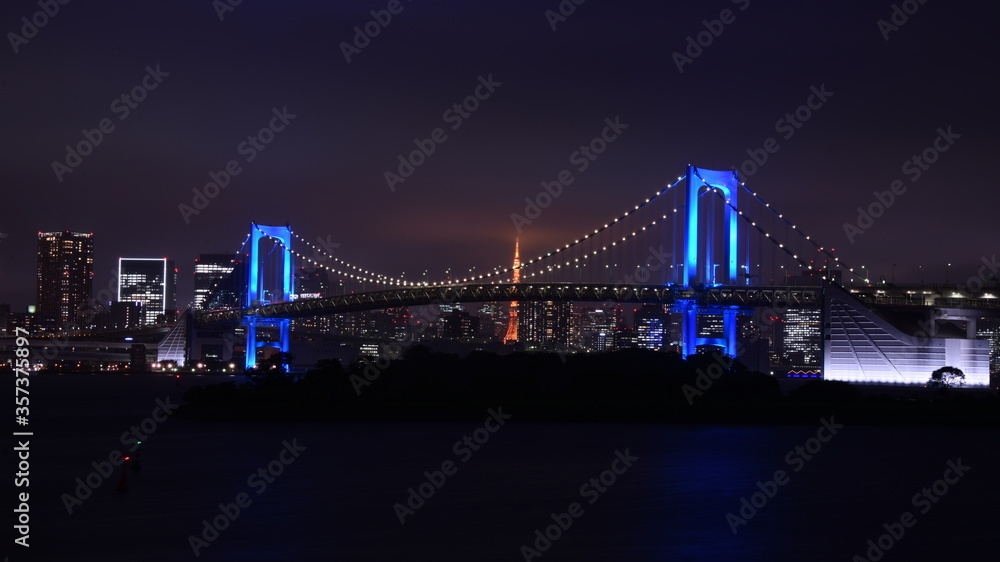 Fototapeta premium Blue rainbow bridge in Tokyo