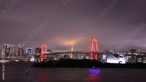 Red rainbow bridge in Tokyo © kubocyannn