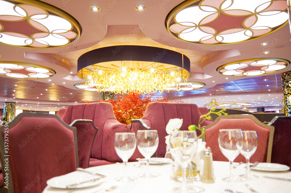 Foto de Elegant and formal dining room or restaurant onboard luxury MSC ...