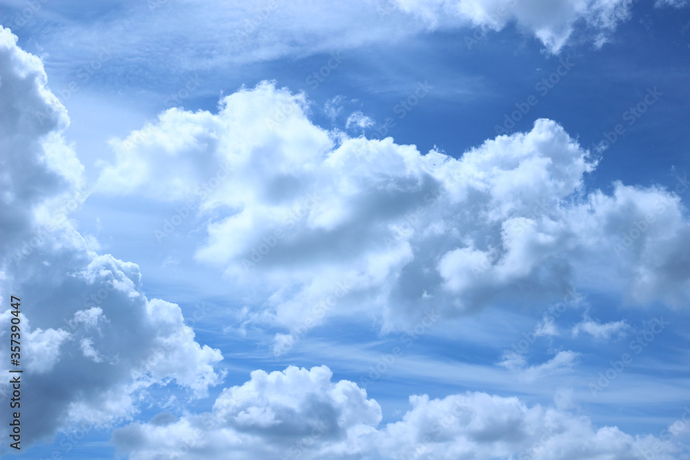 Fototapeta premium blue sky with white fluffy clouds