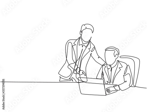 Single continuous line drawing of young manager discussing work plan with his subordinate while staring laptop monitor. Business discussion concept. One line draw design graphic vector illustration