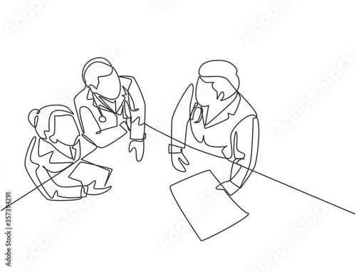Single continuous line drawing of young male and female specialist doctor discussion about patient surgery plan. Medical healthcare service concept one line draw design graphic vector illustration