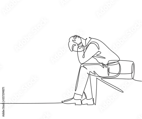 Single continuous line drawing of depression young worker sitting on chair and holding his head because of confused. Work pressure at the office concept one line draw design vector illustration