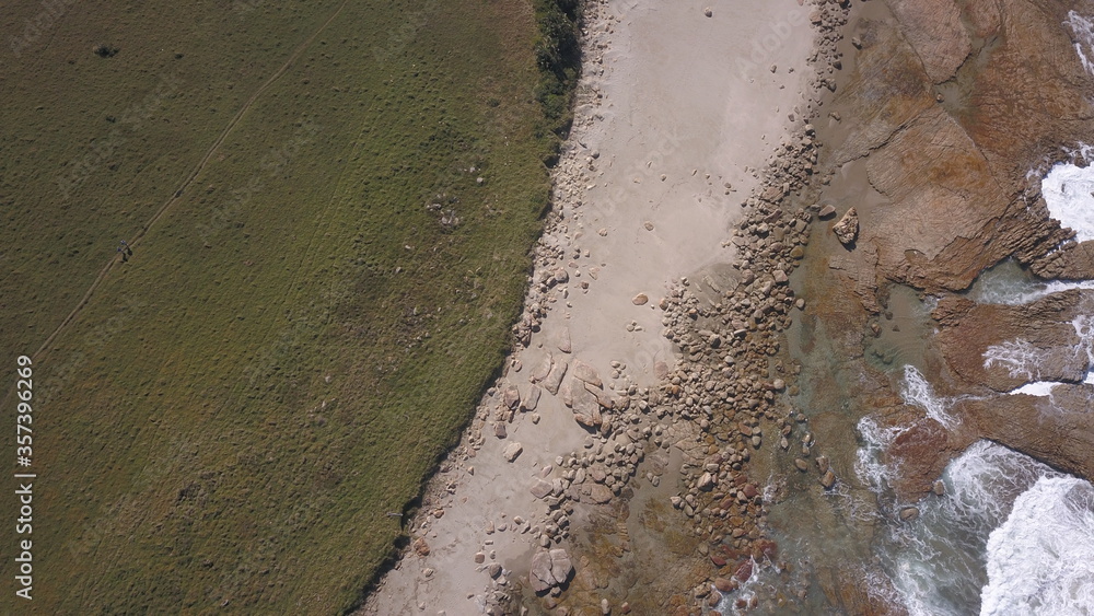 Obraz premium A couple walking on a beach