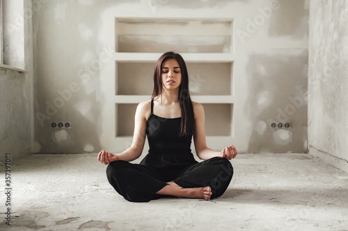 Bilde på lerret cross legged young woman meditate in empty room