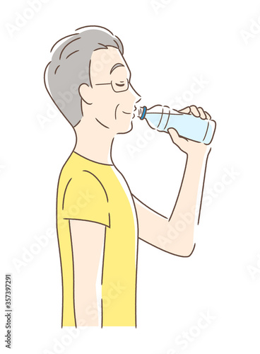 ペットボトルの水を飲む男性の横顔