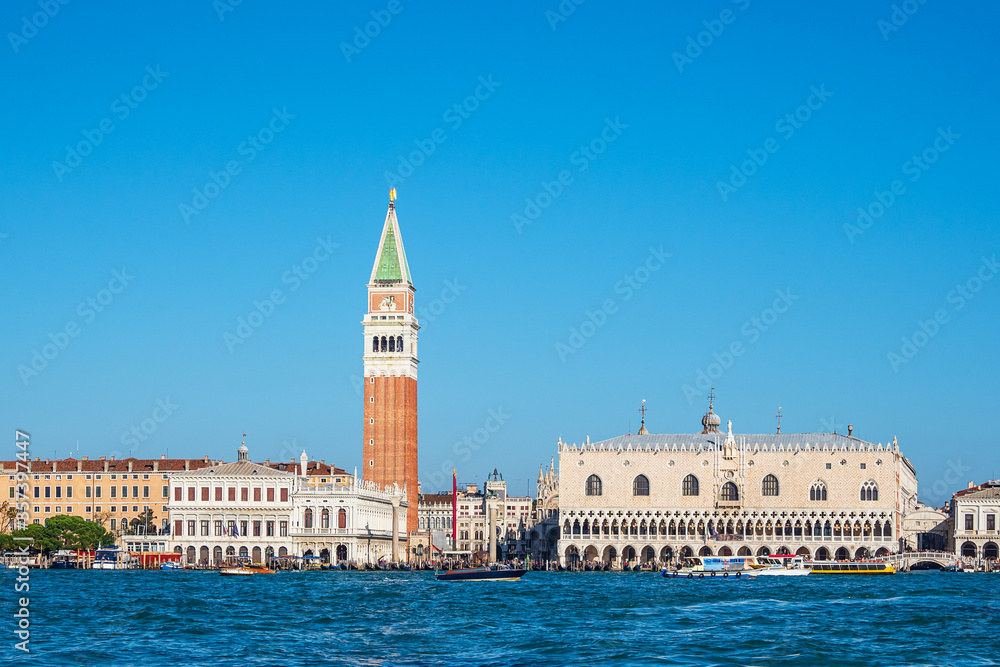 Der Markusplatz mit Dogenpalast und Markusturm in Venedig, Italien