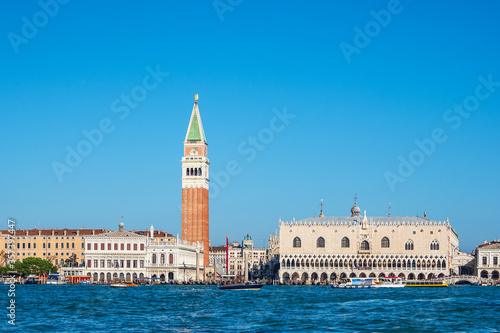 Der Markusplatz mit Dogenpalast und Markusturm in Venedig, Italien © Rico Ködder