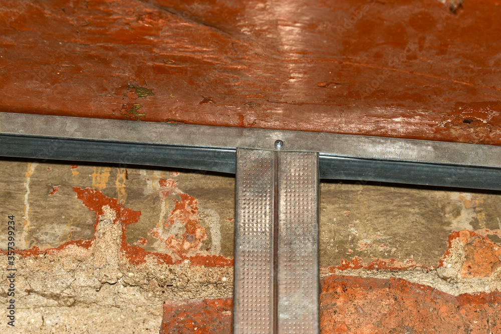 Plasterboard construction, fastening and installation of the profile to