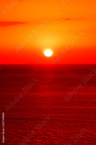 明石海峡を茜色に染めて沈む夕日