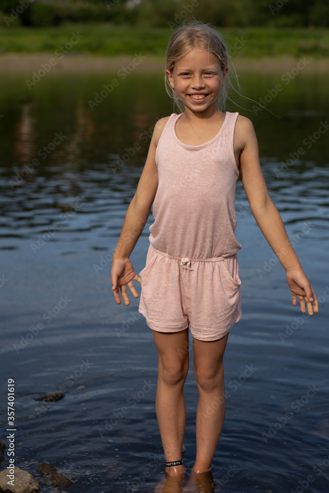 Mädchen beim unbeschwerten Spielen und Bewegen in der Freizeit, auf Wiesenpfaden, am Strand, See und dem Fluss Elbe Mädchen beim unbeschwerten Spielen und Bewegen in der Freizeit, auf Wiesenpfaden, am Strand, See und dem Fluss Elbe