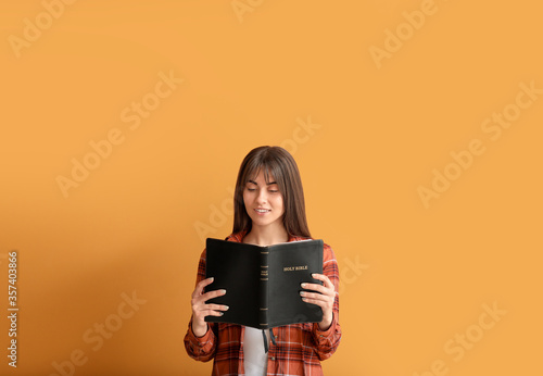 Young woman with Bible on c...